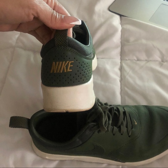 nike olive green air max